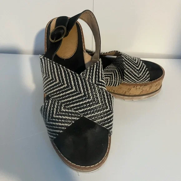 Adorable platform sandals - Picture 2 of 2